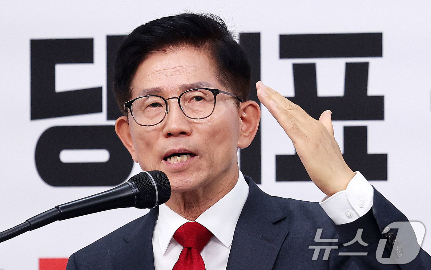 (서울=뉴스1) 박지혜 기자 = 6·3 대선에 출마했던 김문수 전 고용노동부 장관이 20일 서울 여의도 국민의힘 중앙당사에서 열린 기자회견에서 당 대표 출마를 선언하고 있다. 20 …