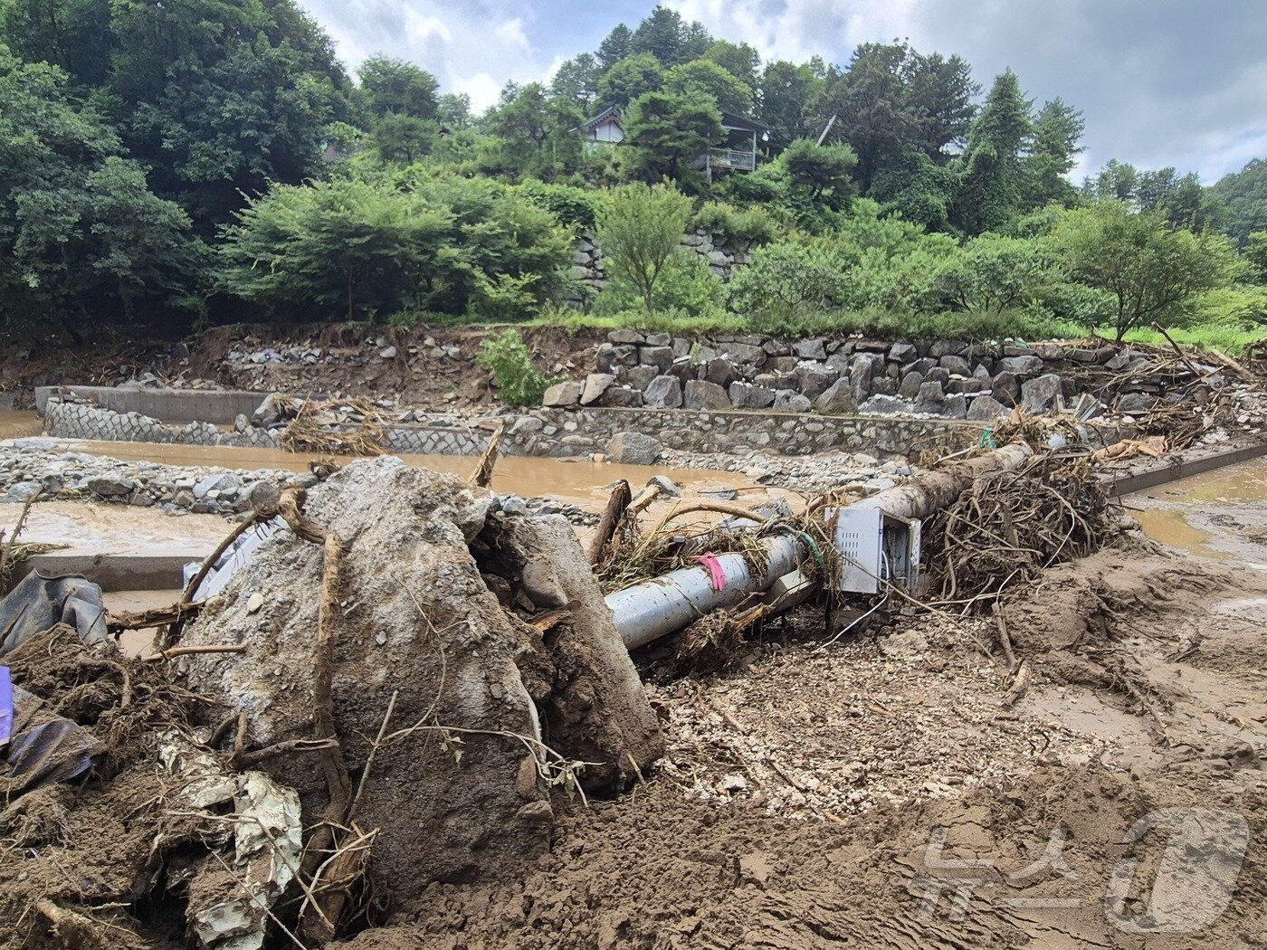 본문 이미지 - 20일 경기 가평군 조종면 마일1리 마을이 전날 밤부터 내린 집중호우로 쑥대밭이 됐다.2025.7.20/뉴스1 ⓒ News1 양희문 기자
