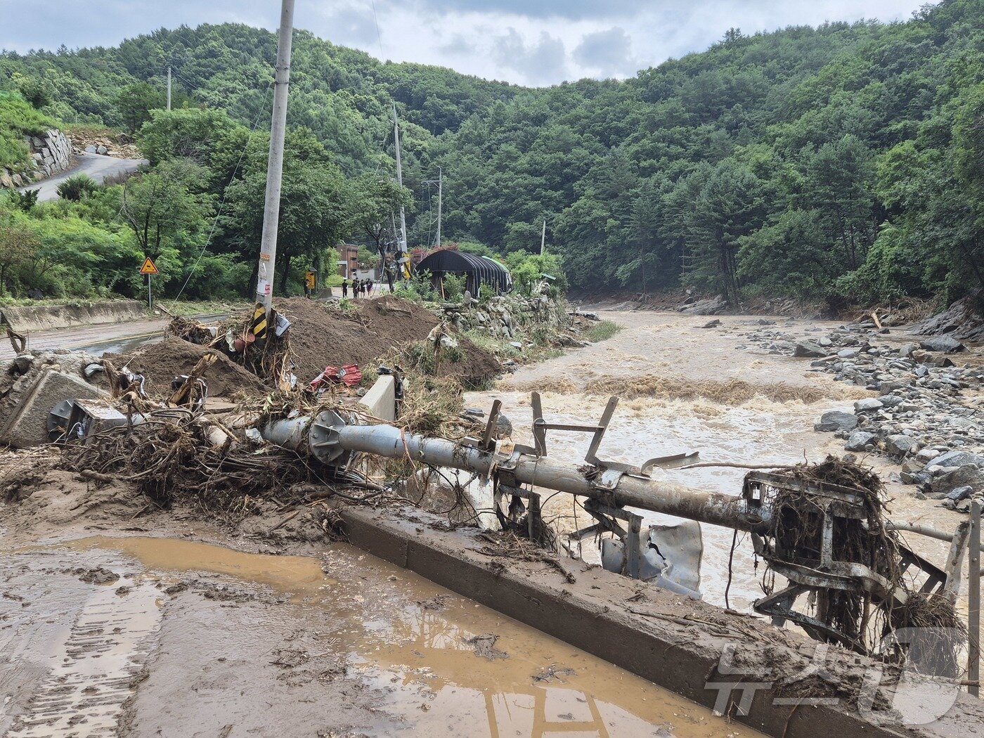 본문 이미지 - 20일 경기 가평군 조종면 마일1리 마을이 전날 밤부터 내린 집중호우로 쑥대밭이 됐다. 2025.7.20/뉴스1 ⓒ News1 양희문 기자