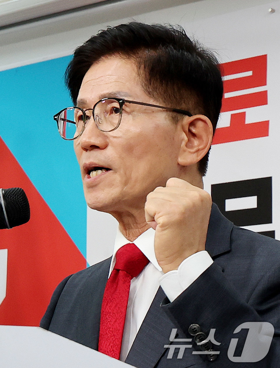 (서울=뉴스1) 박지혜 기자 = 6·3 대선에 출마했던 김문수 전 고용노동부 장관이 20일 서울 여의도 국민의힘 중앙당사에서 열린 기자회견에서 당 대표 출마를 선언하고 있다. 20 …