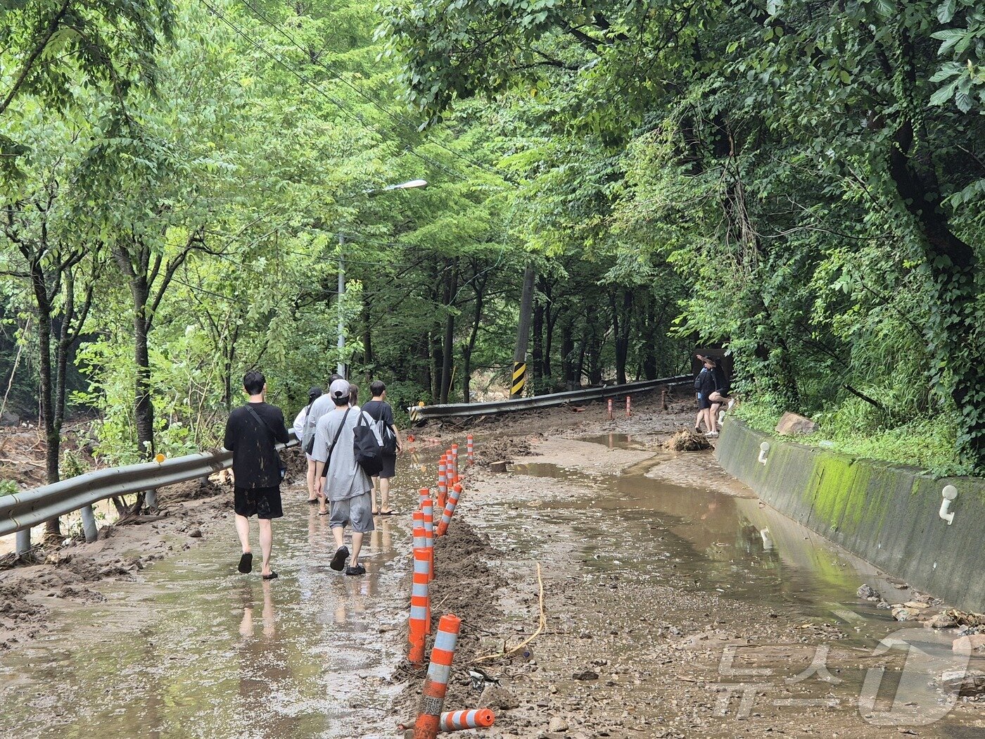 본문 이미지 - 20일 경기 가평군 조종면 마일리에서 수해를 입은 주민들이 탈출하고 있다. 2025.7.20/뉴스1 ⓒ News1 양희문 기자