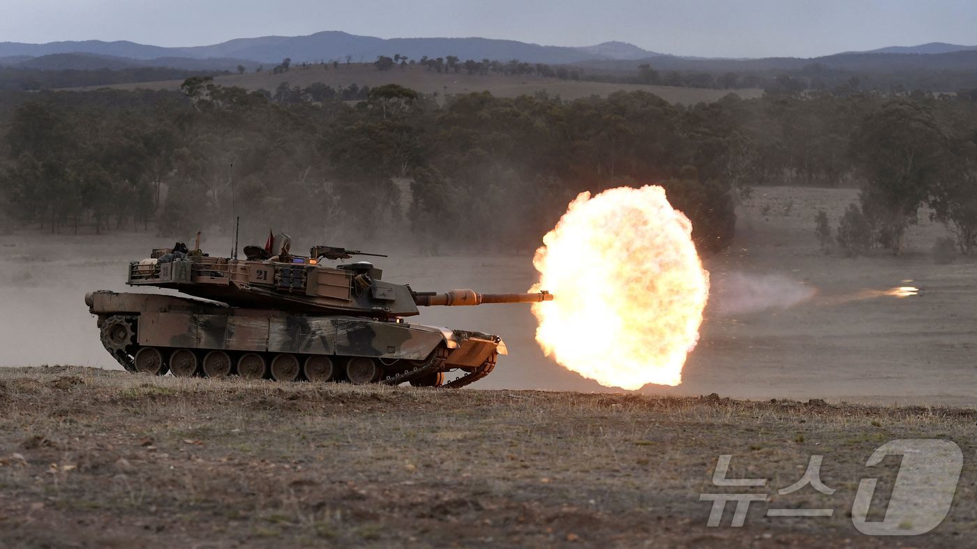 (퍼카푼얄 AFP=뉴스1) 강민경 기자 = 2019년 5월 9일 호주 육군 M1A1 에이브람스 전차가 멜버른에서 북쪽으로 약 100킬로미터 떨어진 퍼카푼얄 군사 기지에서 목표물을 …