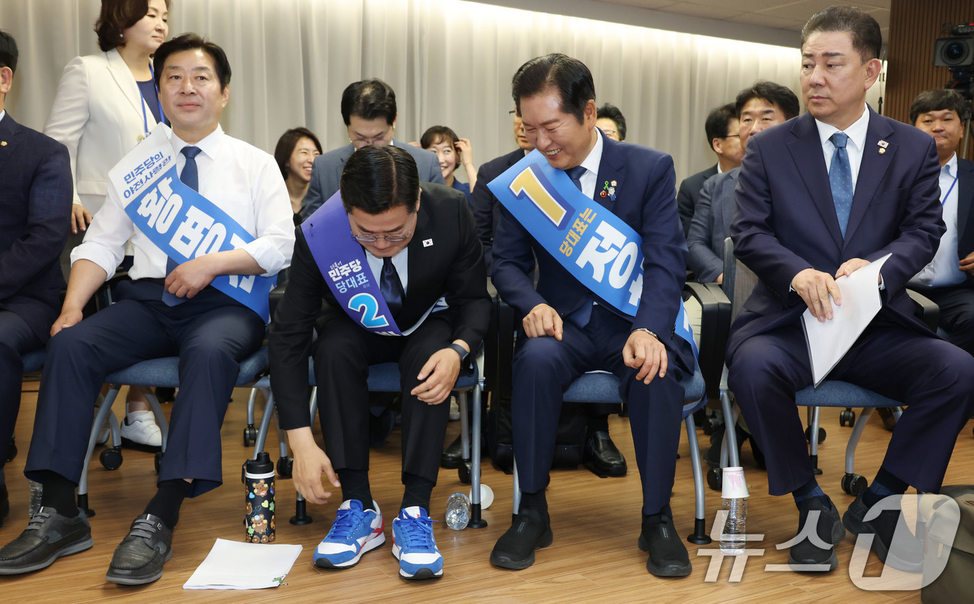 (서울=뉴스1) 이광호 기자 = 박찬대 더불어민주당 당대표 후보(왼쪽 두번째)가 20일 오후 서울 여의도 중앙당사에서 열린 '당대표 및 최고위원 선출을 위한 영남권 합동연설회'에서 …