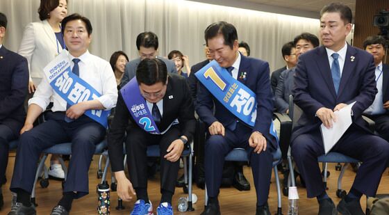 운동화 고쳐 신는 박찬대 당대표 후보