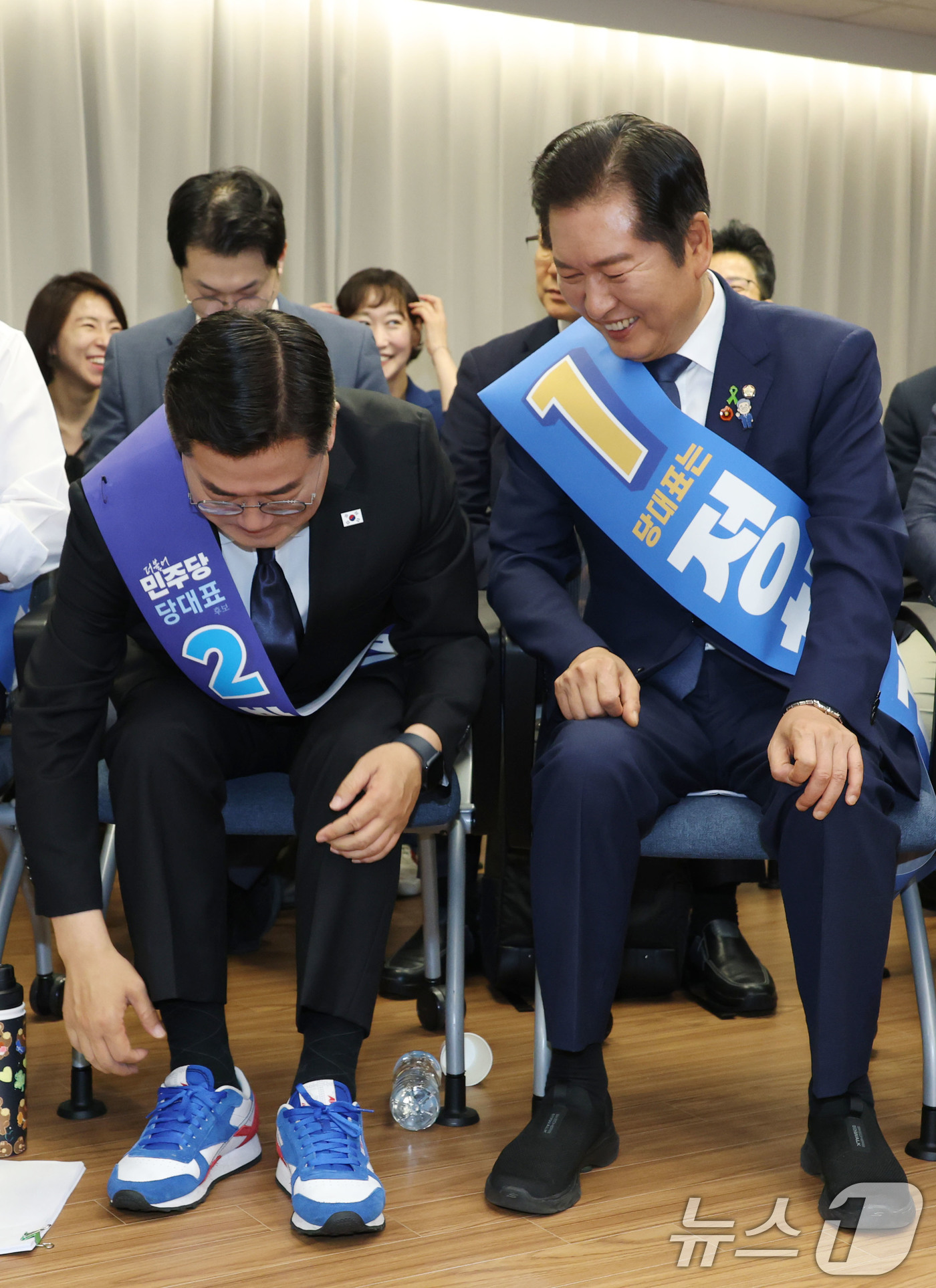 (서울=뉴스1) 이광호 기자 = 박찬대 더불어민주당 당대표 후보(왼쪽)가 20일 오후 서울 여의도 중앙당사에서 열린 '당대표 및 최고위원 선출을 위한 영남권 합동연설회'에서 지난 …