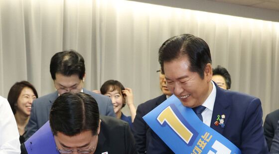 운동화 고쳐 신는 박찬대 당대표 후보