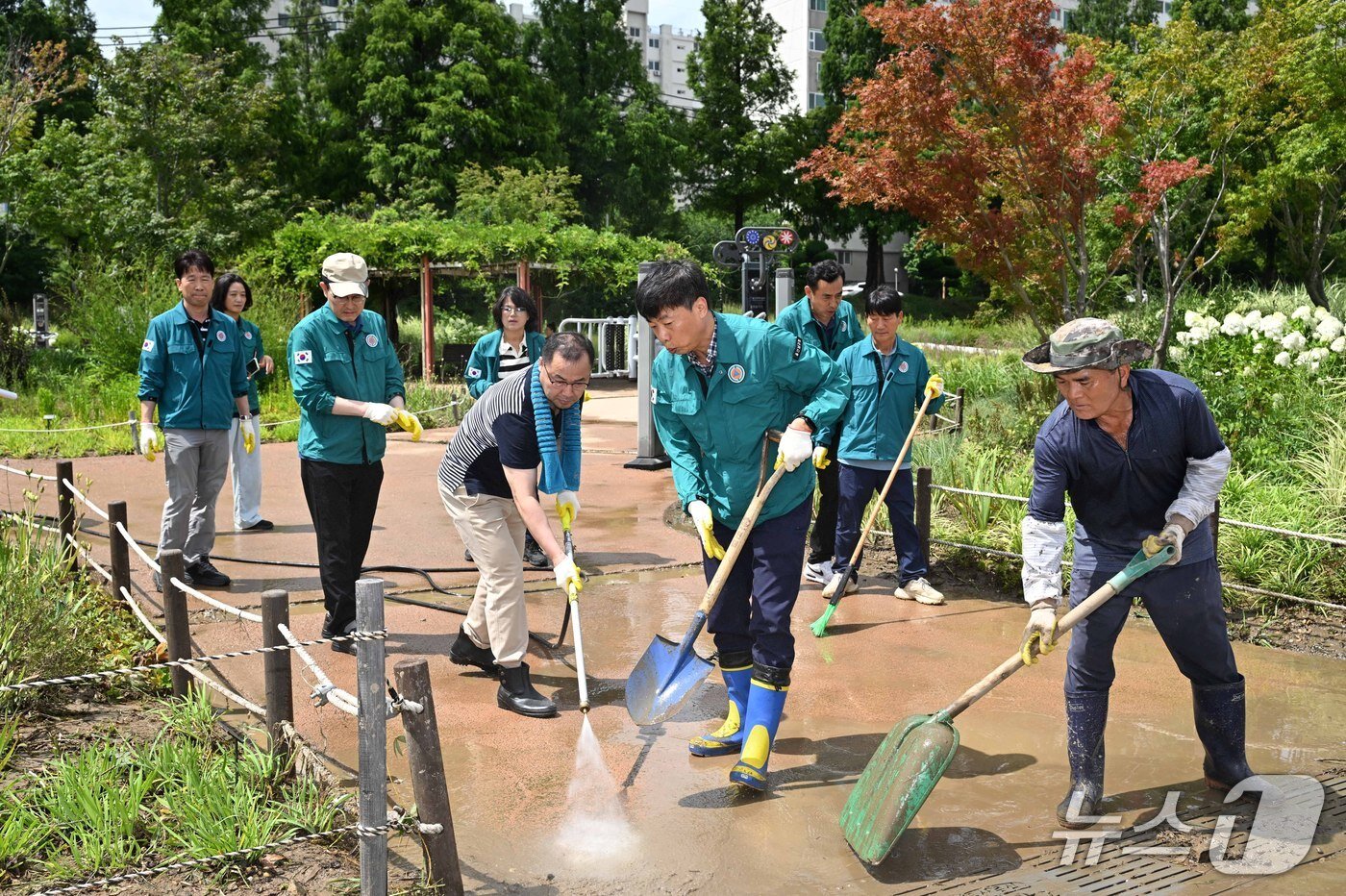 본문 이미지 - 20일 이채권 남구부구청장이 7.19. 집중호우로 침수 피해를 입은 태화강 둔치를 현장방문하여 남구청 공무원과 함께 환경정비를 하고 있다.&#40;울산 남구 제공. 재판매 및 금지&#41;/뉴스1