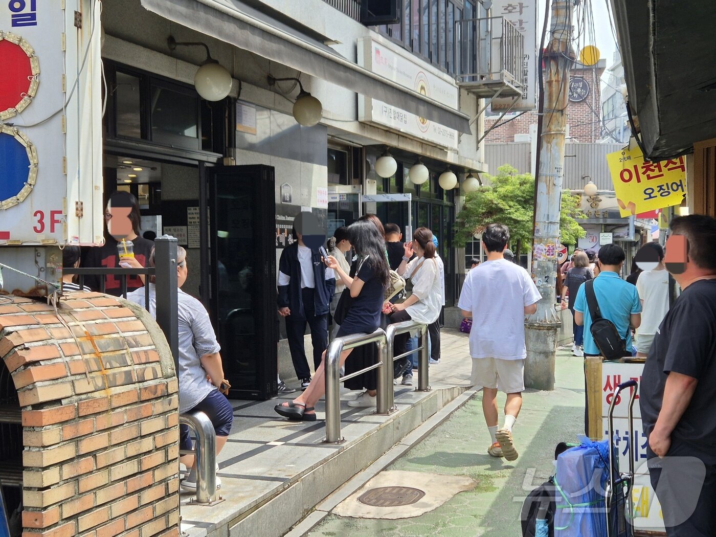 본문 이미지 - 20일 서울 종로구 신진시장의 닭한마리집 앞에 손님들이 줄을 서고 있다. 2025.7.20/뉴스1 ⓒ News1 신윤하 기자