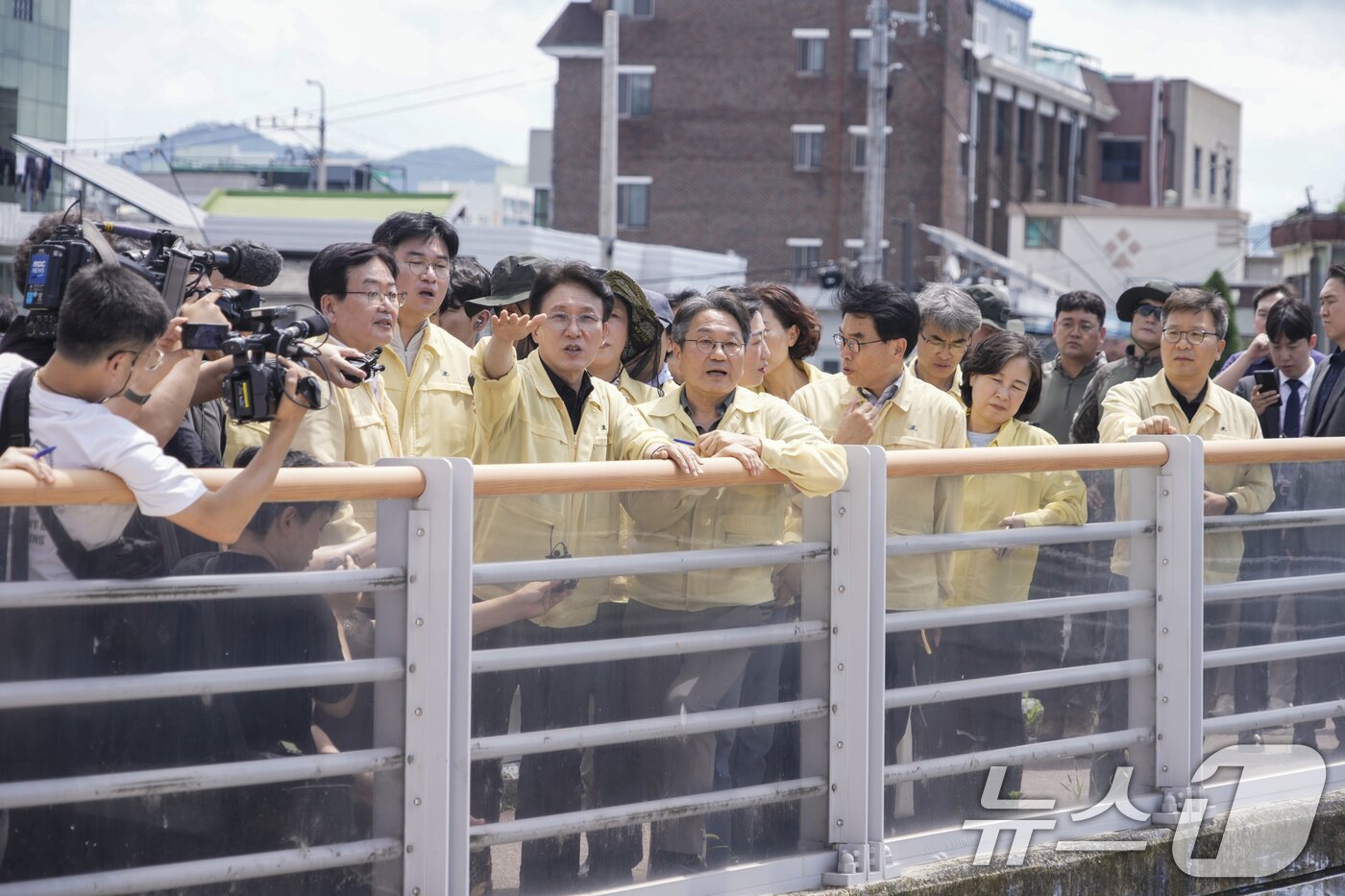 본문 이미지 - 김민석 국무총리와 강기정 광주시장이 20일 극한 호우 침수 피해 지역인 광주 북구 신안교 일대를 찾아 현장을 살펴보고 있다.&#40;광주시 제공. 재판매 및 DB 금지&#41; 2025.7.20/뉴스1 ⓒ News1 박준배 기자
