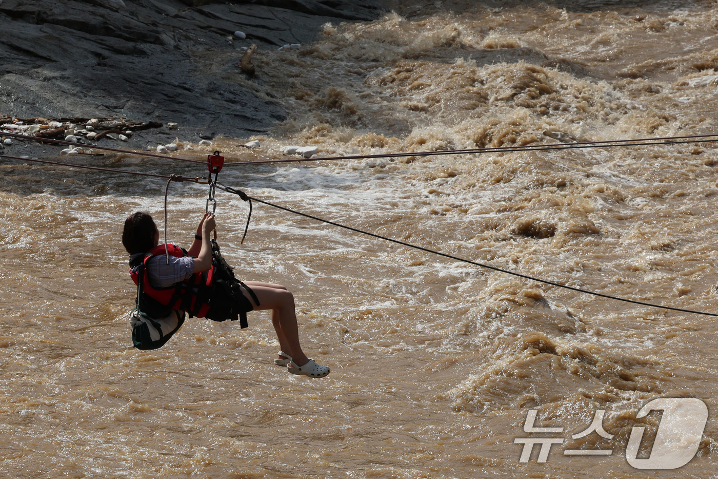 (가평=뉴스1) 신웅수 기자 = 20일 경기 가평군 마일리의 한 캠핑장에 고립된 시민들이 소방 로프를 타고 탈출하고 있다. 2025.7.20/뉴스1