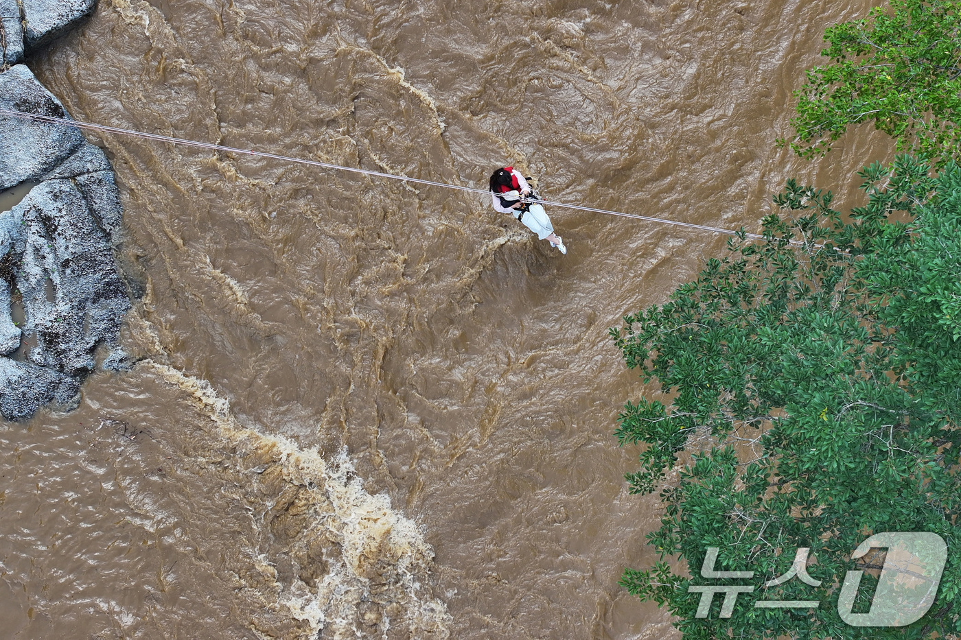 (가평=뉴스1) 신웅수 기자 = 20일 경기 가평군 마일리의 한 캠핑장에 고립된 시민들이 소방 로프를 타고 탈출하고 있다. 2025.7.20/뉴스1