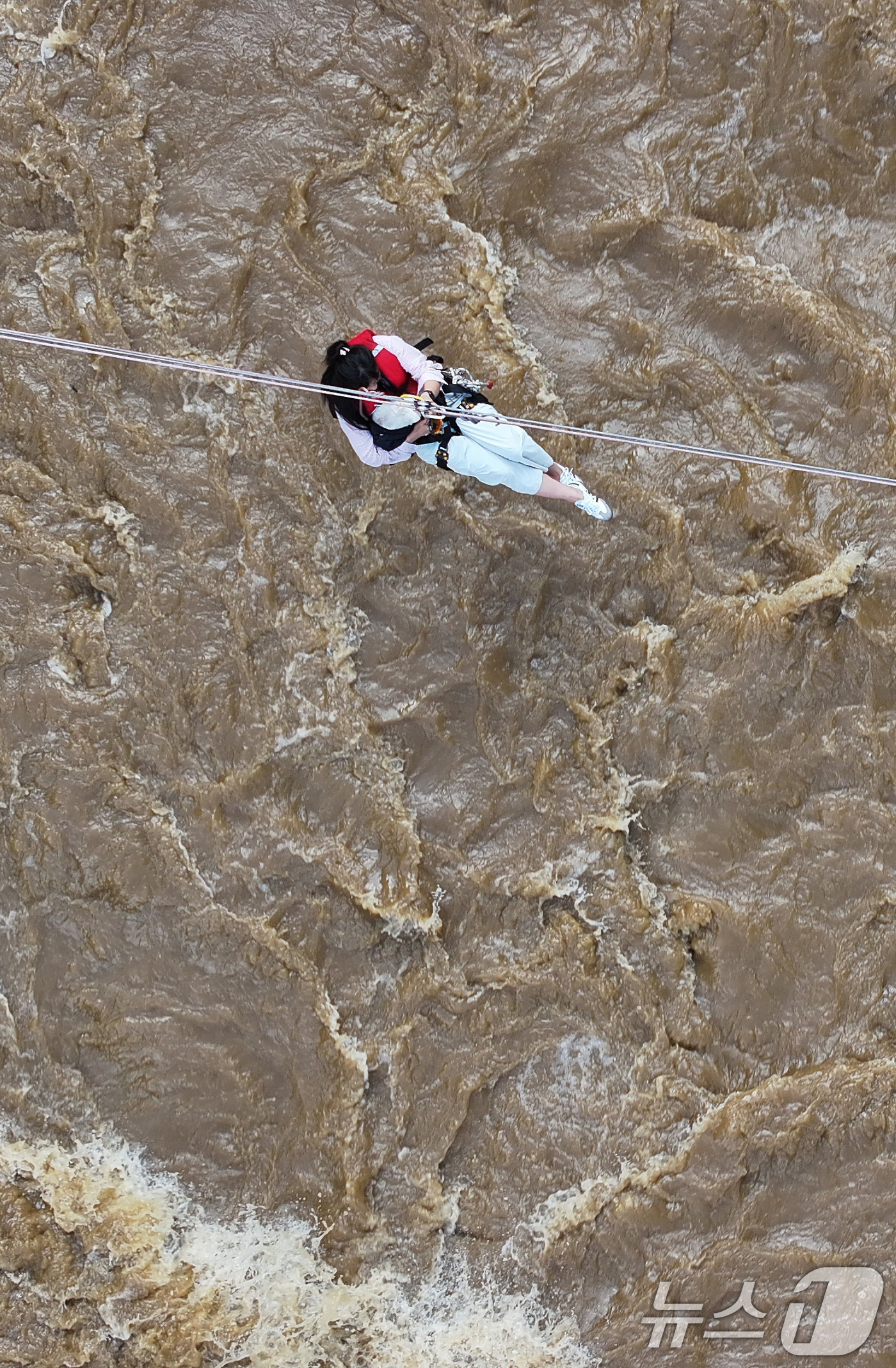 (가평=뉴스1) 신웅수 기자 = 20일 경기 가평군 마일리의 한 캠핑장에 고립된 시민들이 소방 로프를 타고 탈출하고 있다. 2025.7.20/뉴스1