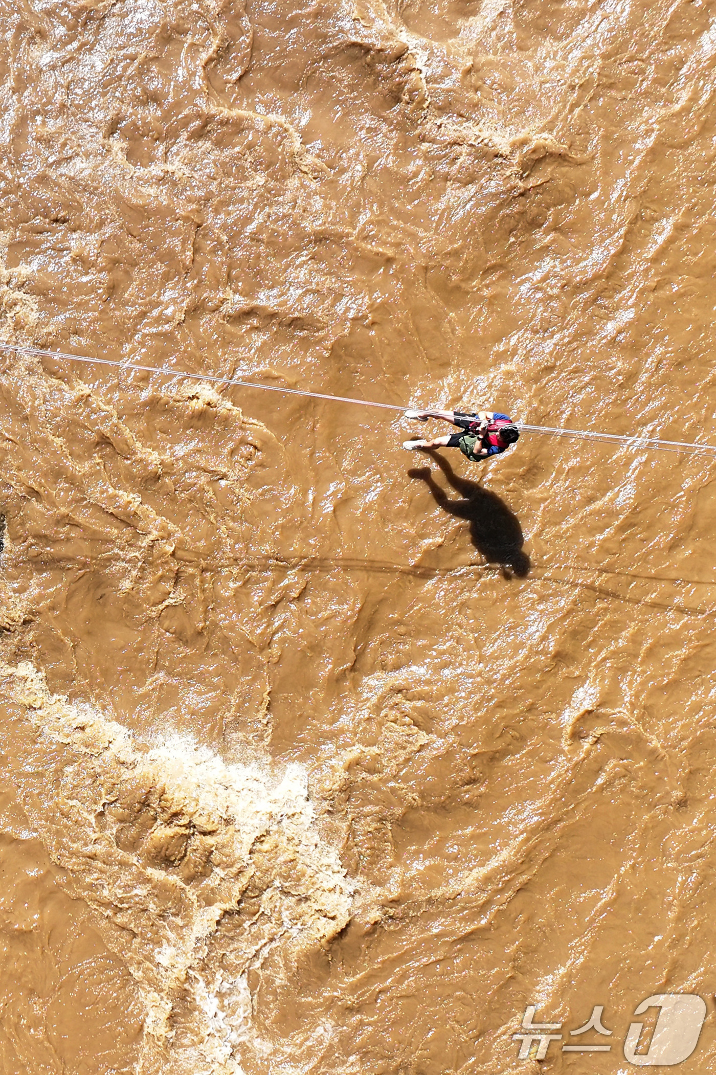 (가평=뉴스1) 신웅수 기자 = 20일 경기 가평군 마일리의 한 캠핑장에 고립된 시민들이 소방 로프를 타고 탈출하고 있다. 2025.7.20/뉴스1