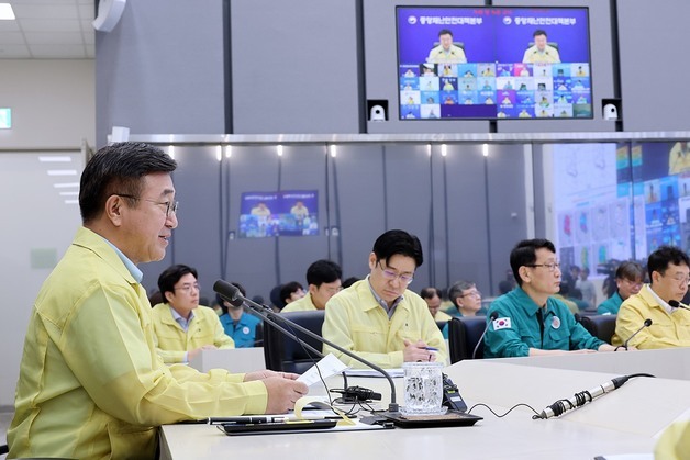 윤호중 행안부 장관, 중대본회의 주재