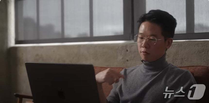 본문 이미지 - 정형원 박사가 오픈AI o1 모델이 외계어식 한국어를 영어로 번역하는 모델 성능을 직접 시연하고 있다.&#40;유튜브 갈무리&#41;