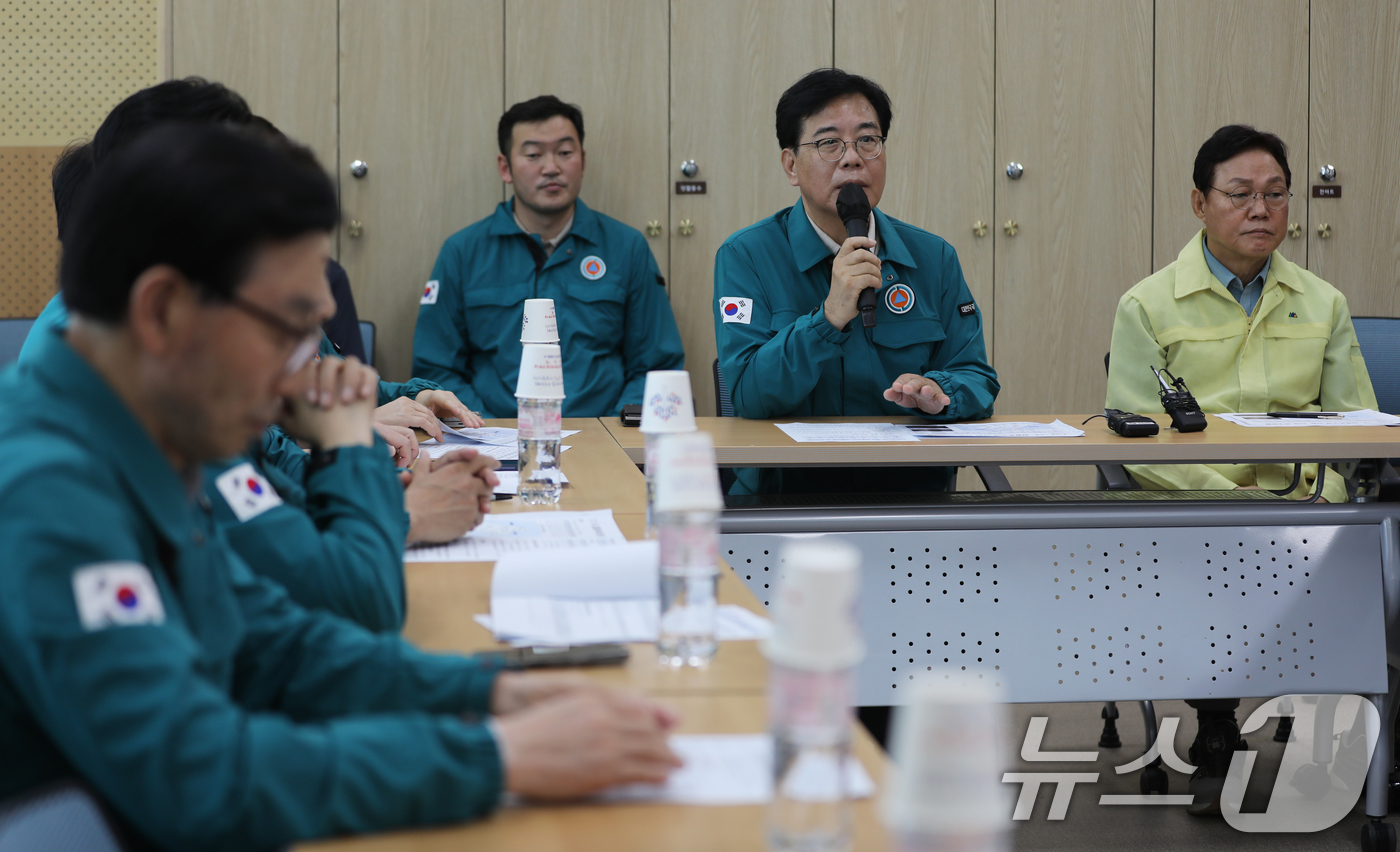 (산청=뉴스1) 윤일지 기자 = 송언석 국민의힘 비상대책위원장 겸 원내대표가 20일 경남 산청군 산청읍사무소 종합상황실을 찾아 폭우와 산사태 등 피해 상황을 점검하고 있다.  20 …