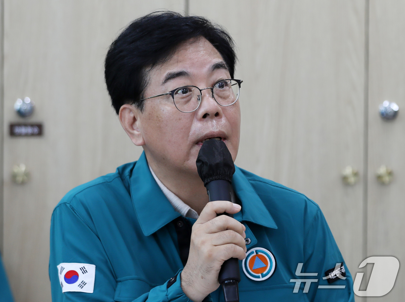 (산청=뉴스1) 윤일지 기자 = 송언석 국민의힘 비상대책위원장 겸 원내대표가 20일 경남 산청군 산청읍사무소 종합상황실을 찾아 폭우와 산사태 등 피해 상황을 점검하고 있다.  20 …