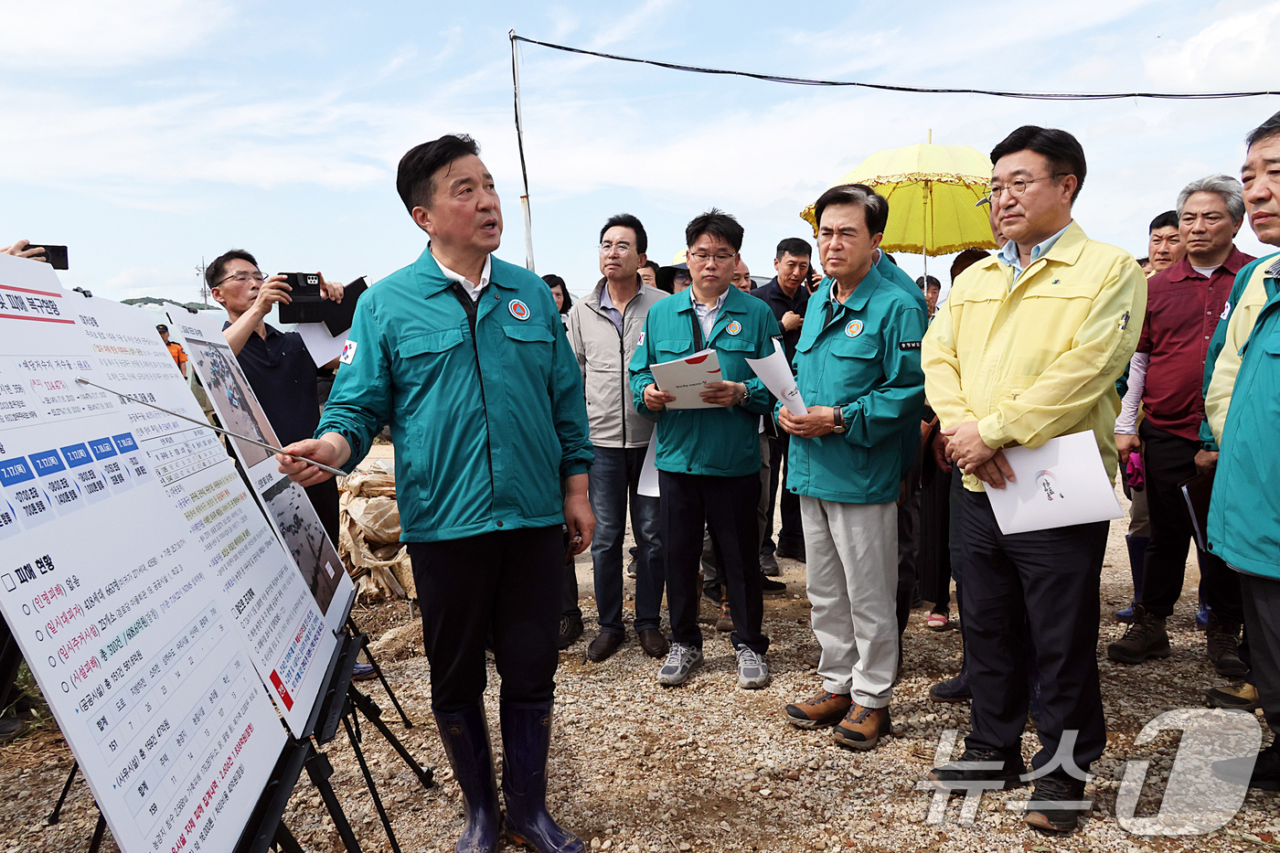 (서울=뉴스1) = 윤호중 행정안전부 장관이 20일 오후 충남 예산군 신암면 일대 시설하우스 침수 피해 현장을 방문하여 응급복구 상황 등을 점검하고 있다. (행정안전부 제공. 재판 …