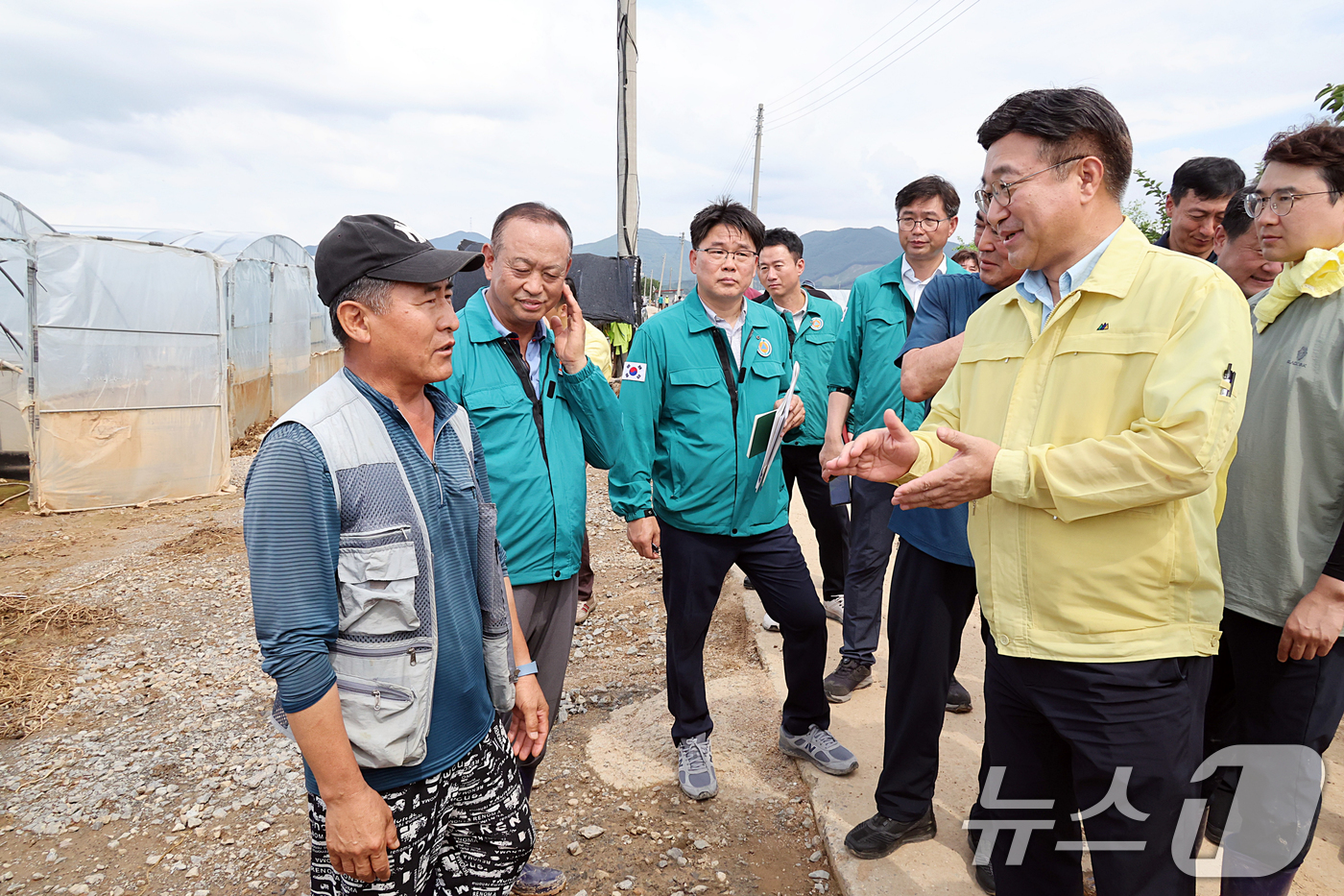 (서울=뉴스1) = 윤호중 행정안전부 장관이 20일 오후 충남 예산군 신암면 일대 시설하우스 침수 피해 현장을 방문하여 응급복구 상황 등을 점검하고 있다. (행정안전부 제공. 재판 …