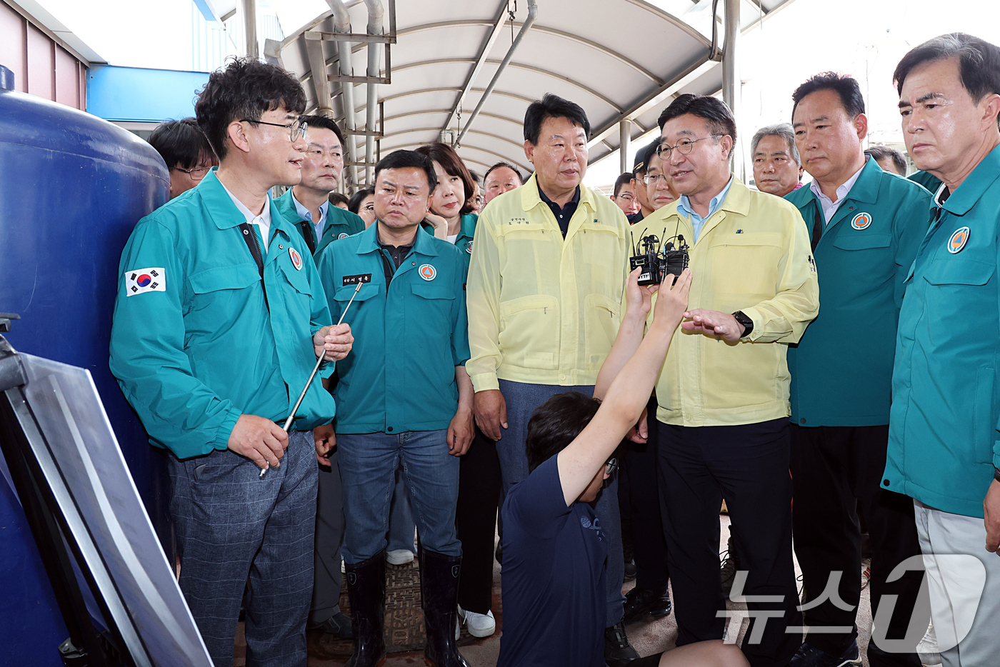 (서울=뉴스1) = 윤호중 행정안전부 장관이 20일 오전 호우로 침수 피해를 입은 충남 당진군 전통시장을 방문하여 응급복구 상황 등을 점검하고 있다. (행정안전부 제공. 재판매 및 …