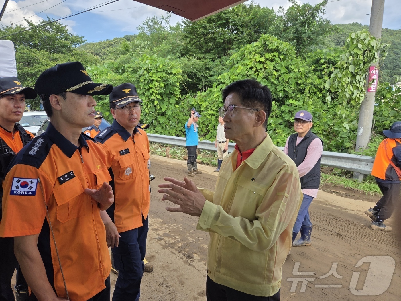 (서울=뉴스1) = 국민의힘 당 대표 출마선언을 한 김문수 전 고용노동부 장관이 20일 오후 집중호우로 피해를 본 경기 가평군 수해 현장을 찾아 피해 상황을 점검하고 있다. (김문 …