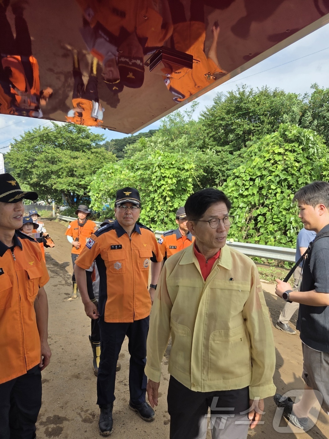 (서울=뉴스1) = 국민의힘 당 대표 출마선언을 한 김문수 전 고용노동부 장관이 20일 오후 집중호우로 피해를 본 경기 가평군 수해 현장을 찾아 피해 상황을 점검하고 있다. (김문 …