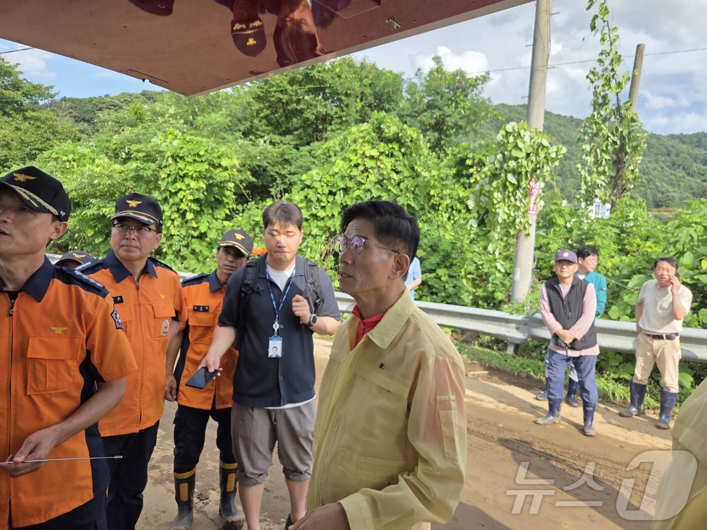 (서울=뉴스1) = 국민의힘 당 대표 출마선언을 한 김문수 전 고용노동부 장관이 20일 오후 집중호우로 피해를 본 경기 가평군 수해 현장을 찾아 피해 상황을 점검하고 있다. (김문 …