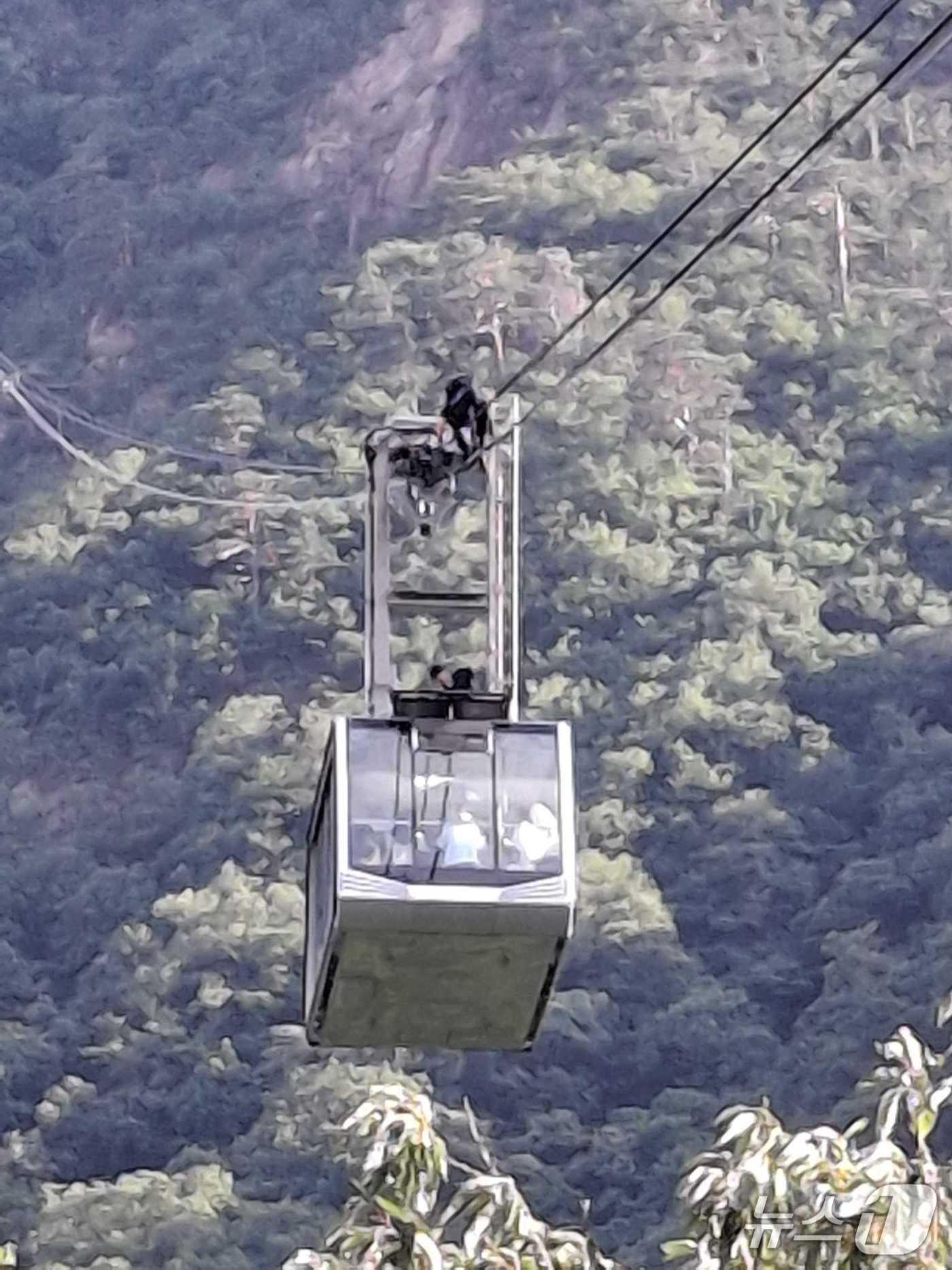 본문 이미지 - 멈춘 강원 속초 설악산 케이블카.(강원소방본부 제공, 재판매 및 DB금지)