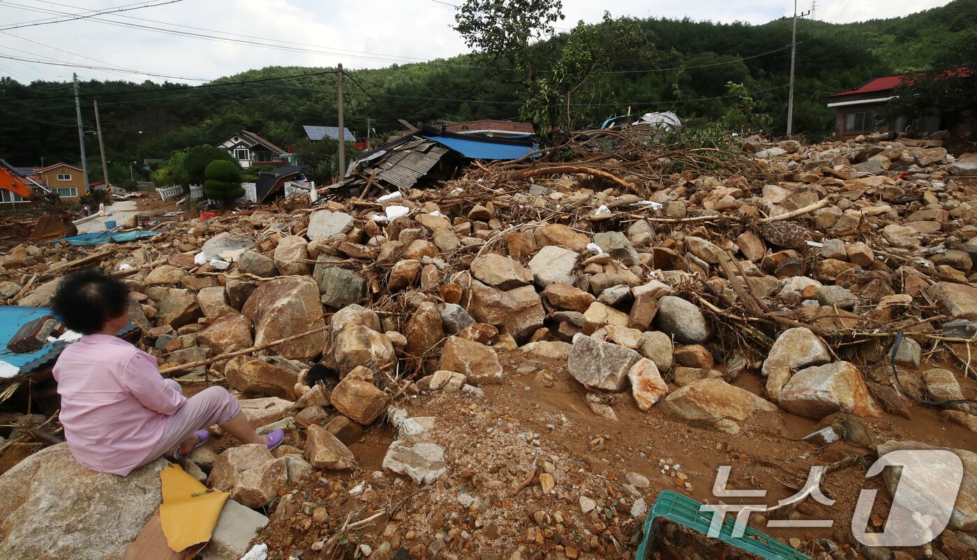 본문 이미지 - 20일 경남 산청군 산청읍 외정마을에 폭우와 산사태로 토사가 흘러내려 주택 등이 파손되는 등 아수라장을 방불케 하고 있다. 2025.7.20/뉴스1 ⓒ News1 윤일지 기자