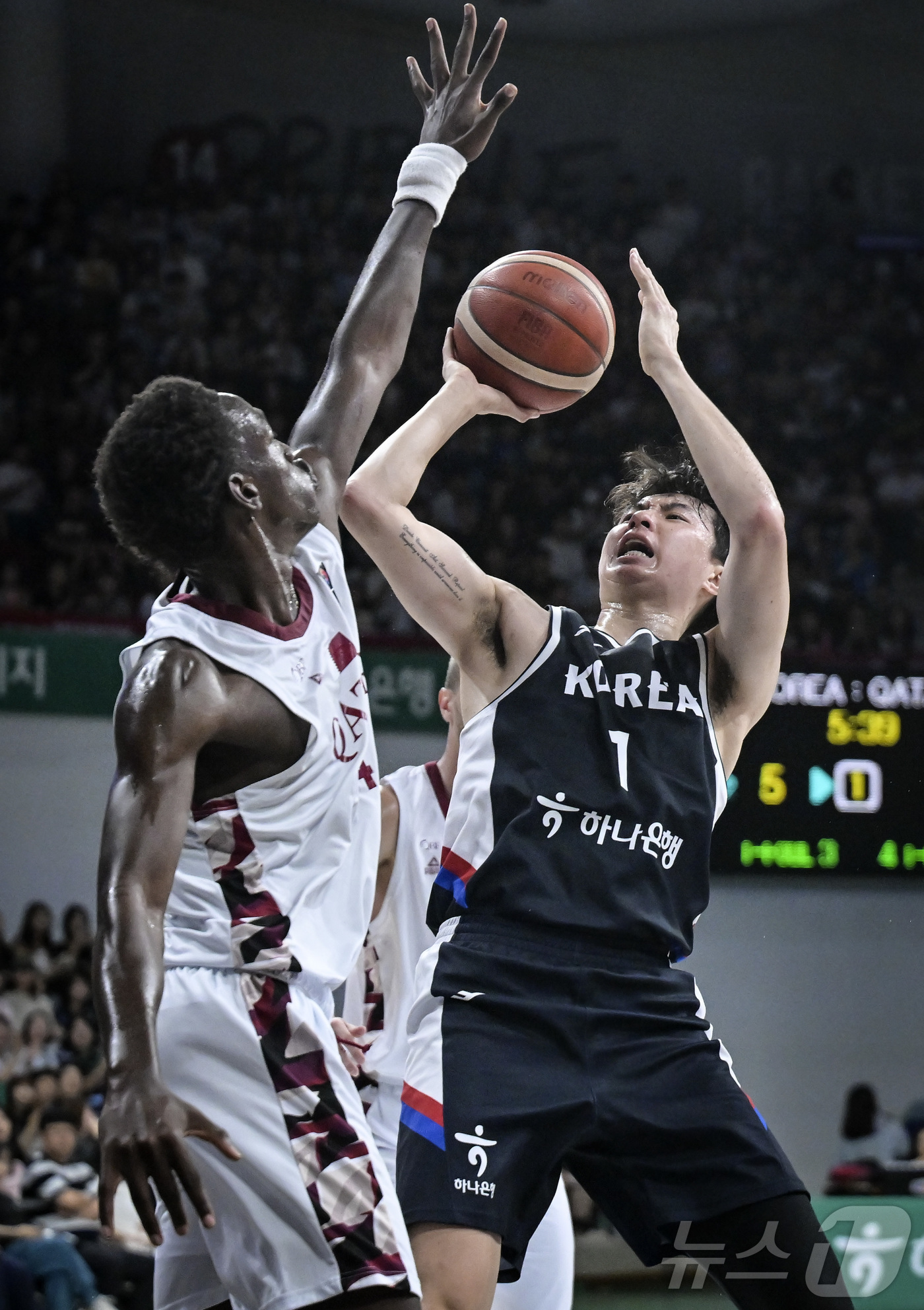 (서울=뉴스1) 김진환 기자 = 20일 오후 경기도 안양 정관장 체육관에서 열린 하나은행 초청 2025 남자농구 국가대표 평가전 대한민국과 카타르의 경기, 대한민국 이현중이 카타르 …
