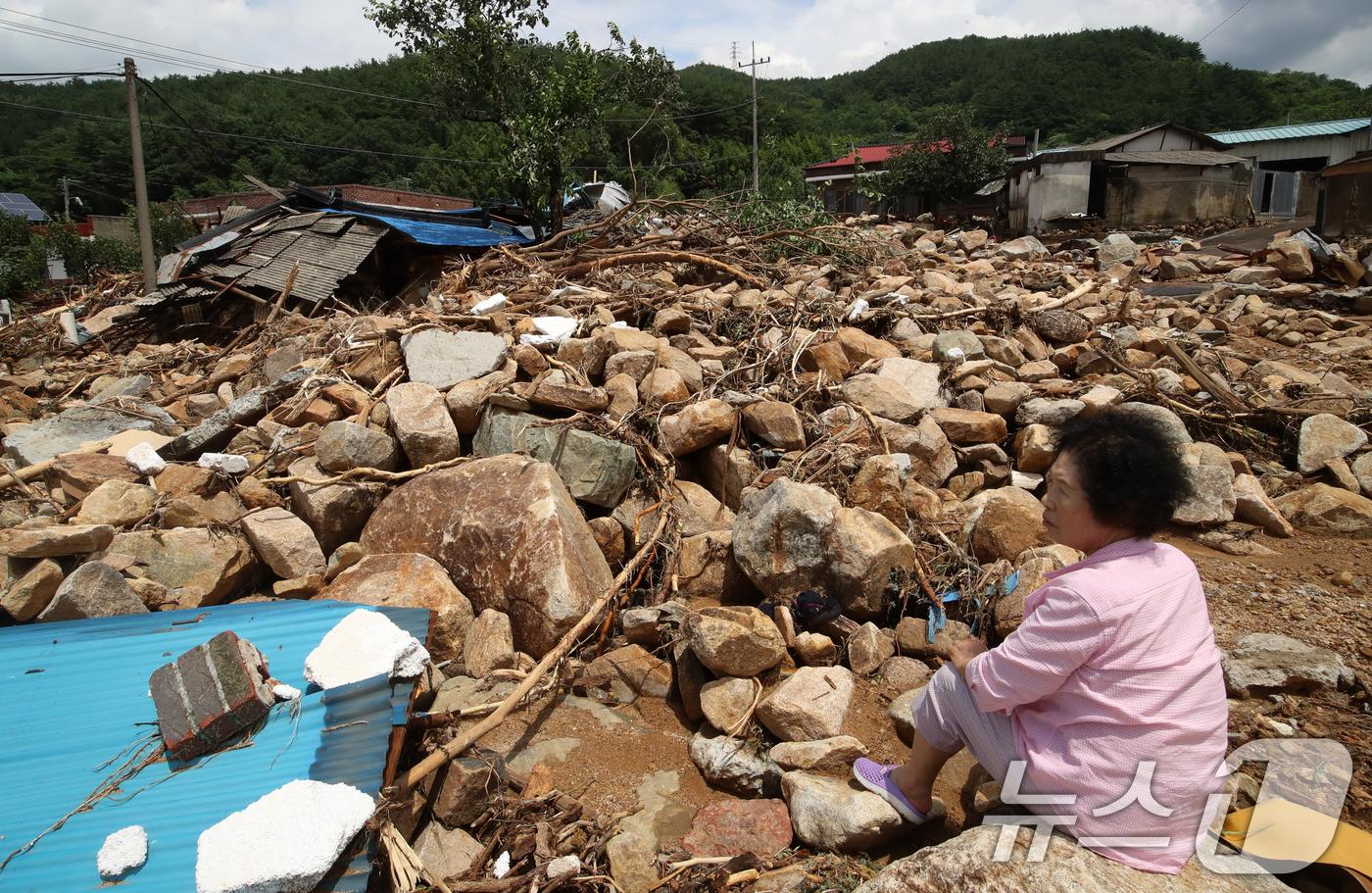 (산청=뉴스1) 윤일지 기자 = 20일 경남 산청군 산청읍 외정마을에 폭우와 산사태로 토사가 흘러내려 주택 등이 파손되는 등 아수라장을 방불케 하고 있다.  2025.7.20/뉴스 …