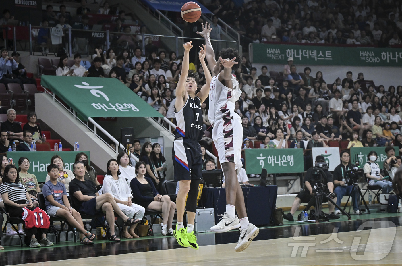 (서울=뉴스1) 김진환 기자 = 20일 오후 경기도 안양 정관장 체육관에서 열린 하나은행 초청 2025 남자농구 국가대표 평가전 대한민국과 카타르의 경기, 대한민국 이현중이 3점슛 …