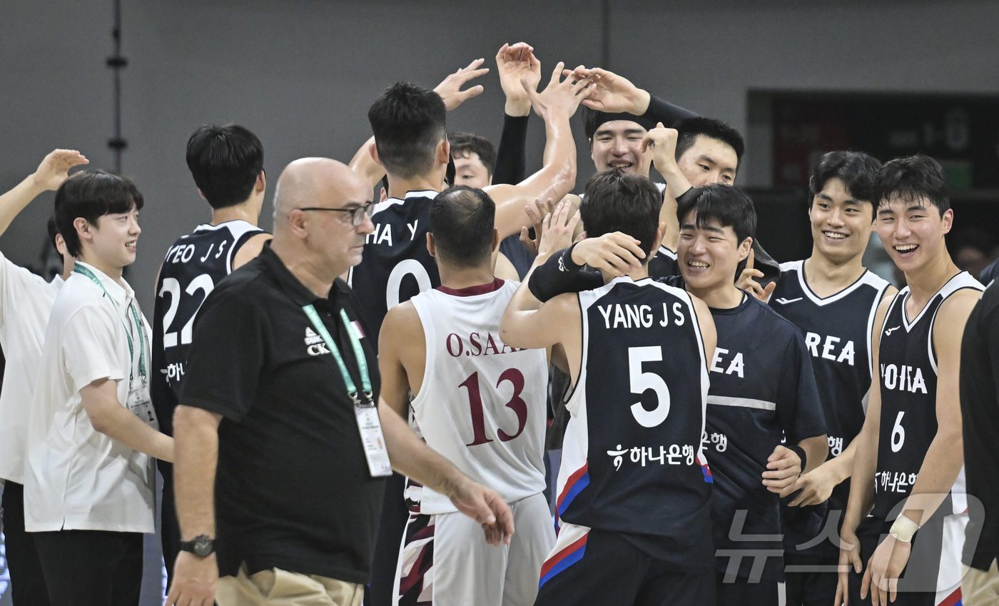 (서울=뉴스1) 김진환 기자 = 20일 오후 경기도 안양 정관장 체육관에서 열린 하나은행 초청 2025 남자농구 국가대표 평가전 대한민국과 카타르의 경기에서 95대78 승리를 거둔 …