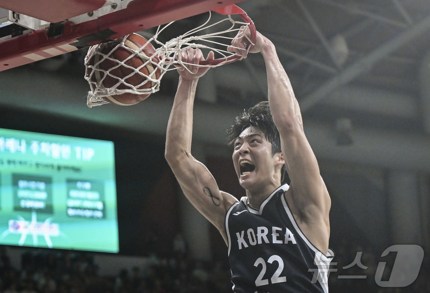 (서울=뉴스1) 김진환 기자 = 20일 오후 경기도 안양 정관장 체육관에서 열린 하나은행 초청 2025 남자농구 국가대표 평가전 대한민국과 카타르의 경기, 대한민국 여준석이 호쾌한 …