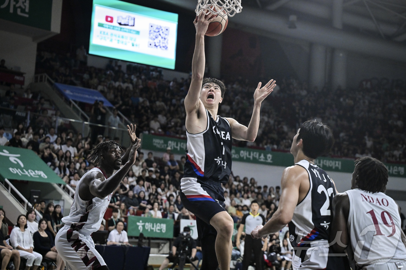 (서울=뉴스1) 김진환 기자 = 20일 오후 경기도 안양 정관장 체육관에서 열린 하나은행 초청 2025 남자농구 국가대표 평가전 대한민국과 카타르의 경기, 대한민국 이현중이 카타르 …