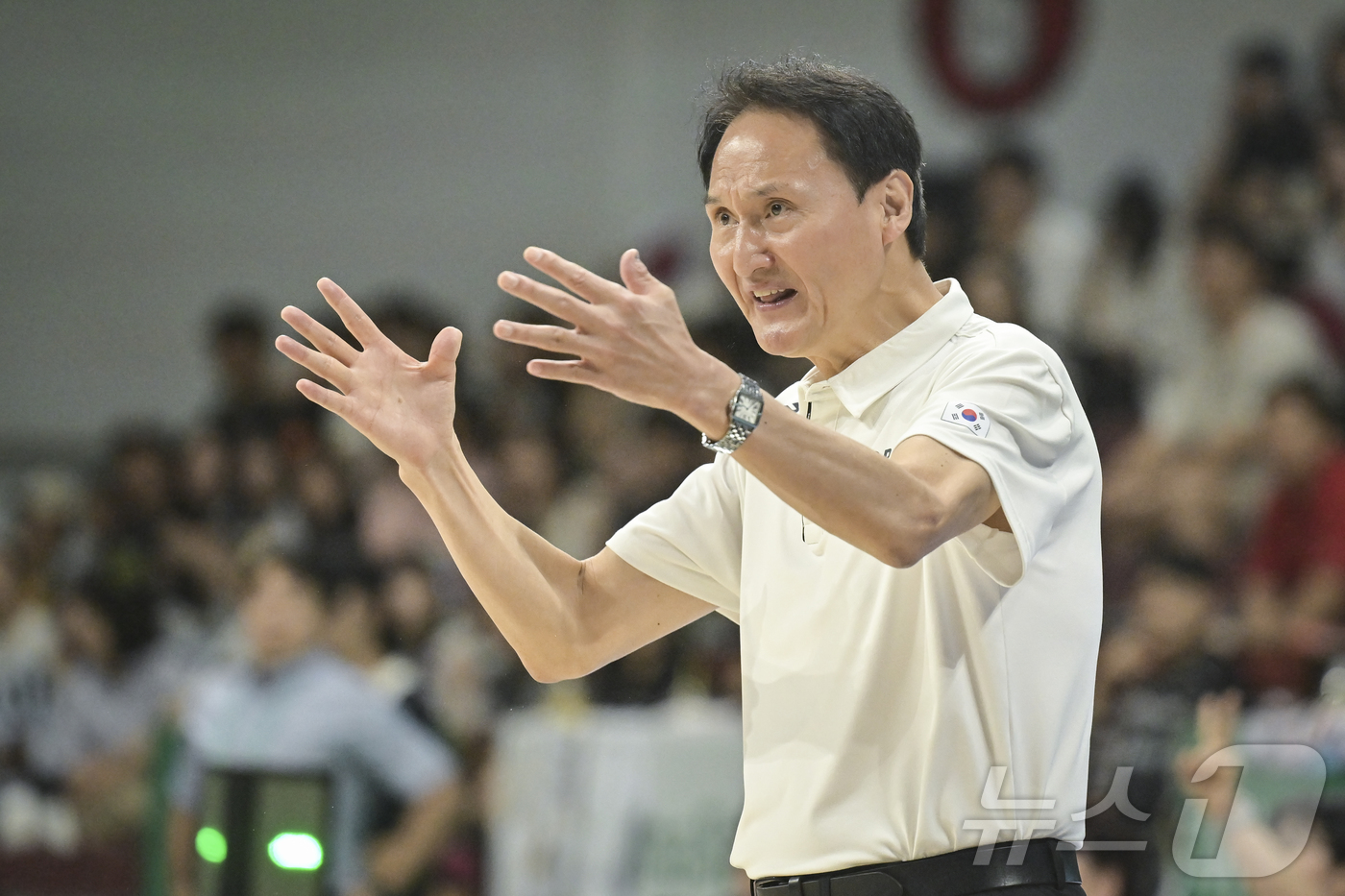 (서울=뉴스1) 김진환 기자 = 20일 오후 경기도 안양 정관장 체육관에서 열린 하나은행 초청 2025 남자농구 국가대표 평가전 대한민국과 카타르의 경기, 대한민국 안준호 감독이 …