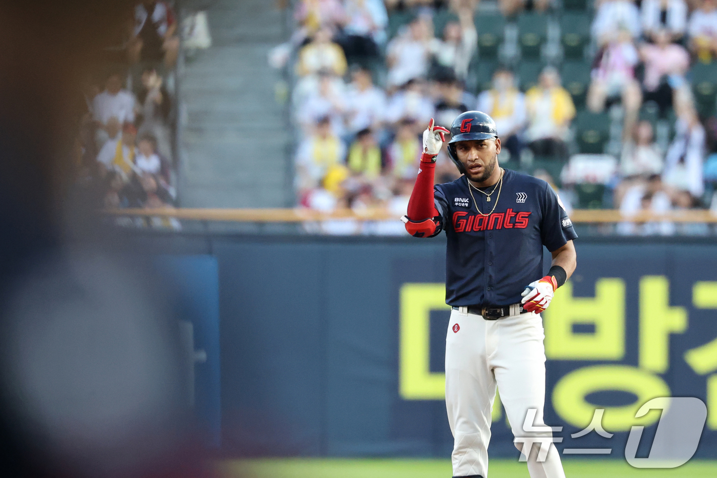 (서울=뉴스1) 이승배 기자 = 20일 오후 서울 송파구 잠실야구장에서 열린 프로야구 '2025 신한 SOL뱅크 KBO 리그' 롯데 자이언츠와 LG트윈스의 경기에서 1회초 롯데 공 …