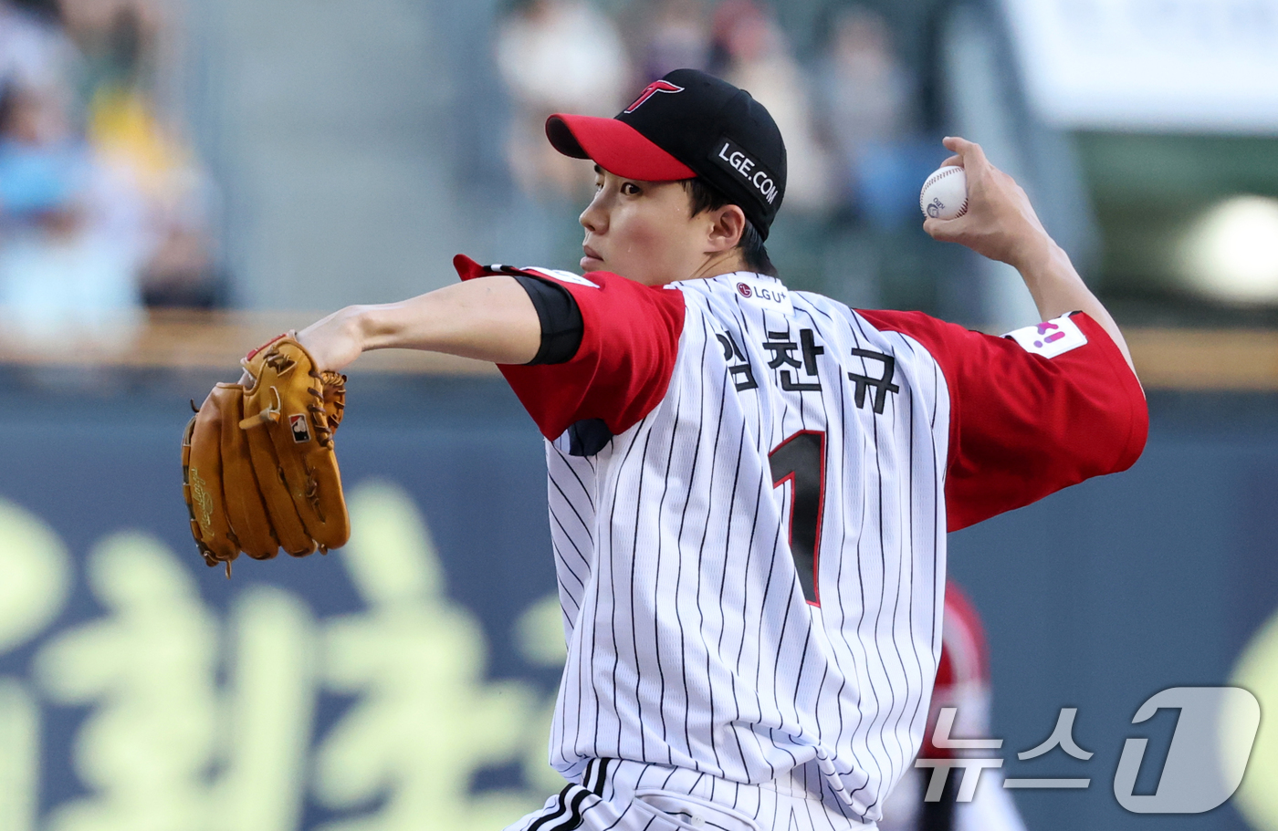 (서울=뉴스1) 이승배 기자 = 20일 오후 서울 송파구 잠실야구장에서 열린 프로야구 '2025 신한 SOL뱅크 KBO 리그' 롯데 자이언츠와 LG트윈스의 경기에서 LG 선발투수 …