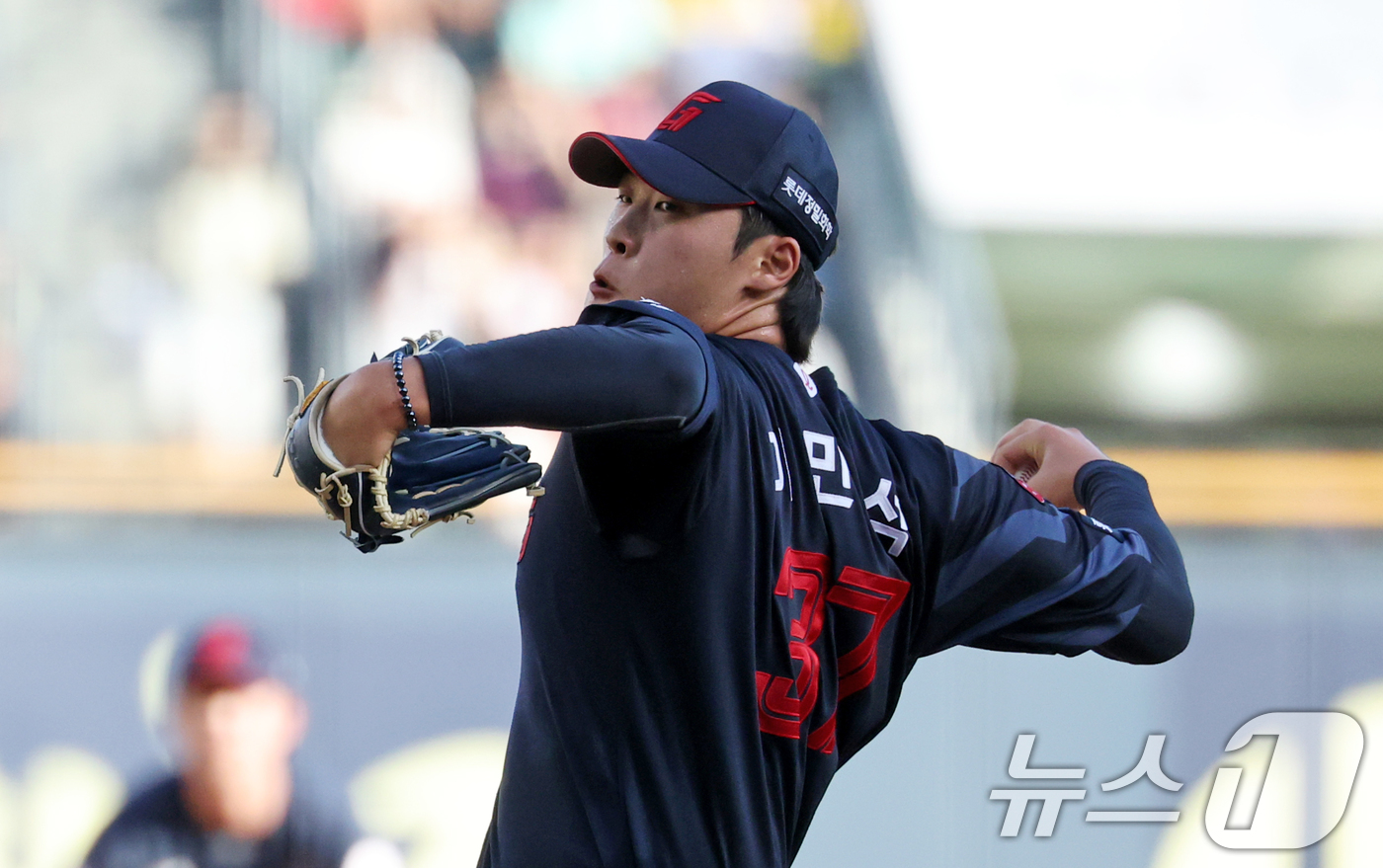 (서울=뉴스1) 이승배 기자 = 20일 오후 서울 송파구 잠실야구장에서 열린 프로야구 '2025 신한 SOL뱅크 KBO 리그' 롯데 자이언츠와 LG트윈스의 경기에서 롯데 선발투수 …