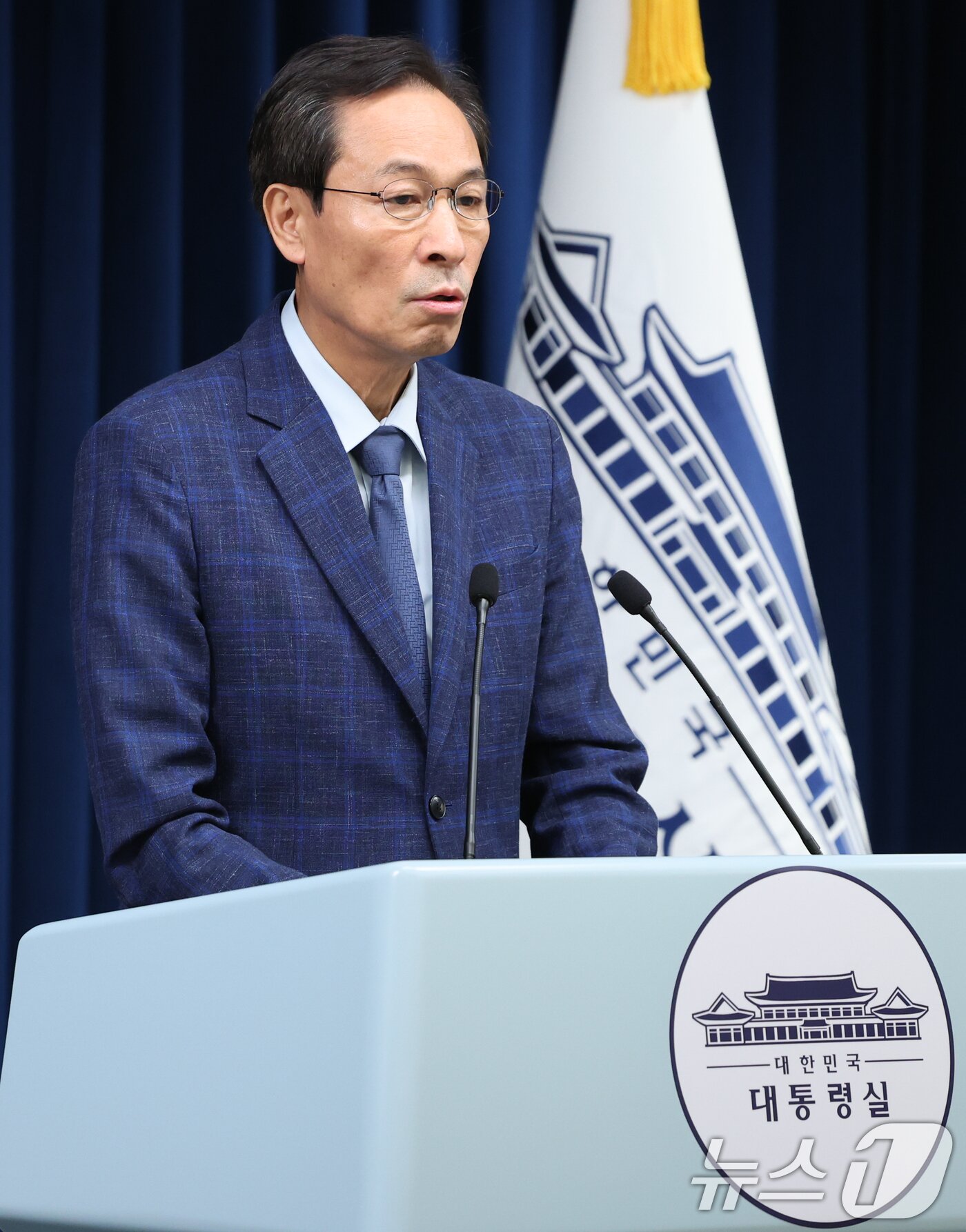 본문 이미지 - 우상호 정무수석이 20일 서울 용산구 대통령실 청사에서 이진숙 사회부총리 겸 교육부 장관 후보자 지명 철회 관련 브리핑을 하고 있다. 2025.7.20/뉴스1 ⓒ News1 허경 기자