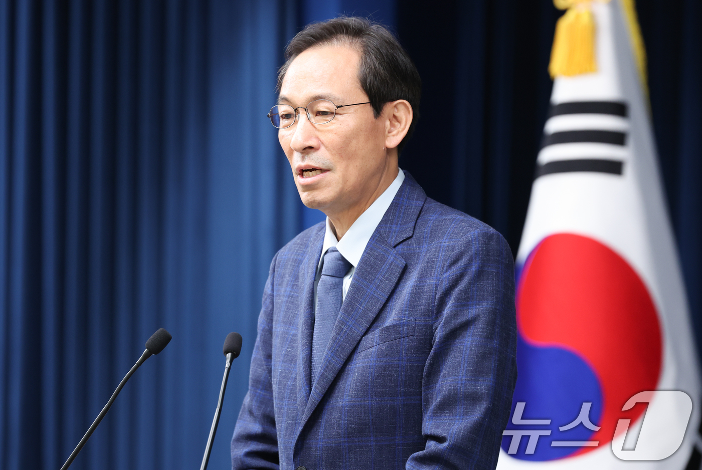 (서울=뉴스1) 허경 기자 = 우상호 정무수석이 20일 서울 용산구 대통령실 청사에서 이진숙 사회부총리 겸 교육부 장관 후보자 지명 철회 관련 브리핑을 하고 있다. 2025.7.2 …