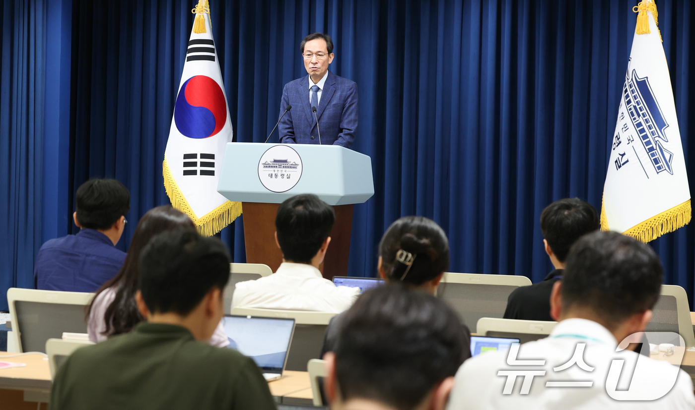 (서울=뉴스1) 허경 기자 = 우상호 정무수석이 20일 서울 용산구 대통령실 청사에서 이진숙 사회부총리 겸 교육부 장관 후보자 지명 철회 관련 브리핑을 하고 있다. 2025.7.2 …
