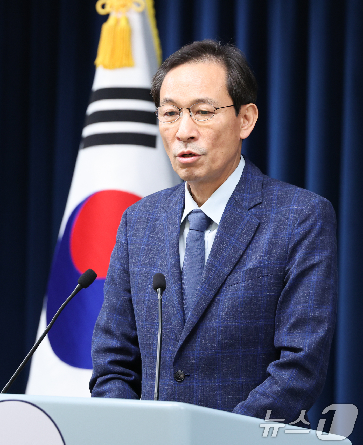 (서울=뉴스1) 허경 기자 = 우상호 정무수석이 20일 서울 용산구 대통령실 청사에서 이진숙 사회부총리 겸 교육부 장관 후보자 지명 철회 관련 브리핑을 하고 있다. 2025.7.2 …