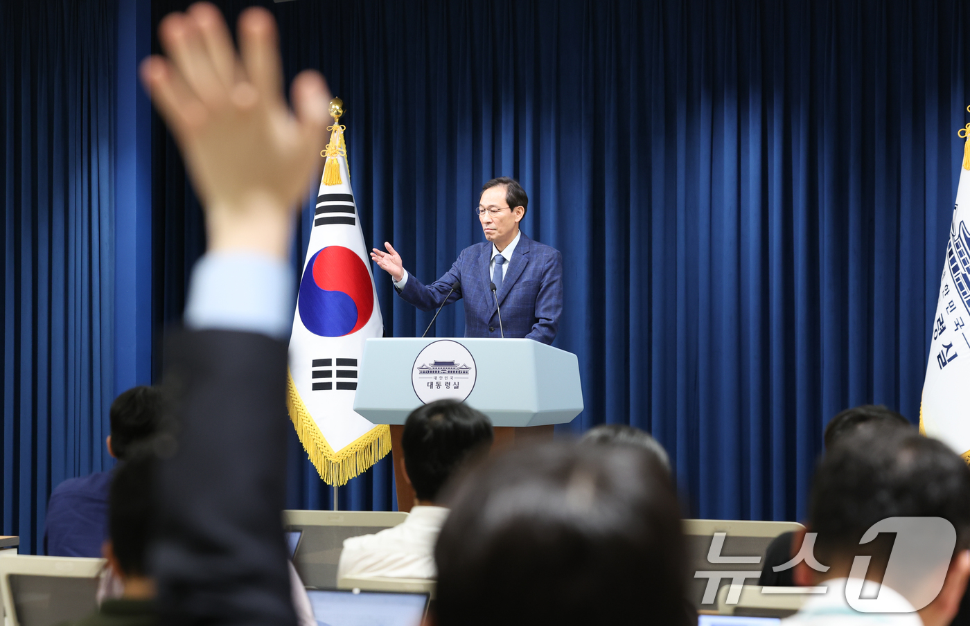(서울=뉴스1) 허경 기자 = 우상호 정무수석이 20일 서울 용산구 대통령실 청사에서 이진숙 사회부총리 겸 교육부 장관 후보자 지명 철회 관련 브리핑을 하고 있다. 2025.7.2 …