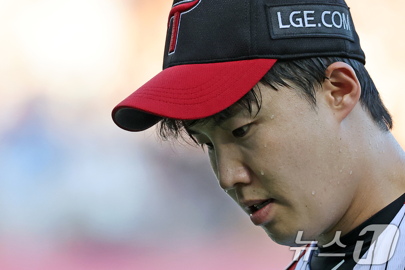 (서울=뉴스1) 이승배 기자 = 20일 오후 서울 송파구 잠실야구장에서 열린 프로야구 '2025 신한 SOL뱅크 KBO 리그' 롯데 자이언츠와 LG트윈스의 경기에서 LG 선발투수 …