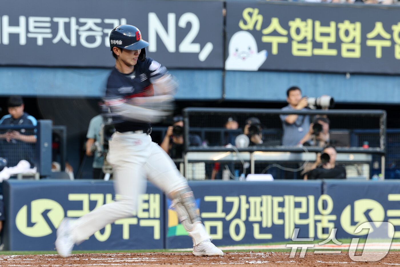 본문 이미지 - 20일 오후 서울 송파구 잠실야구장에서 열린 프로야구 '2025 신한 SOL뱅크 KBO 리그' 롯데 자이언츠와 LG트윈스의 경기에서 4회초 롯데 공격 2사 주자 만루 상황 전민재가 타격하고 있다. 2025.7.20 ⓒ 뉴스1 이승배 기자