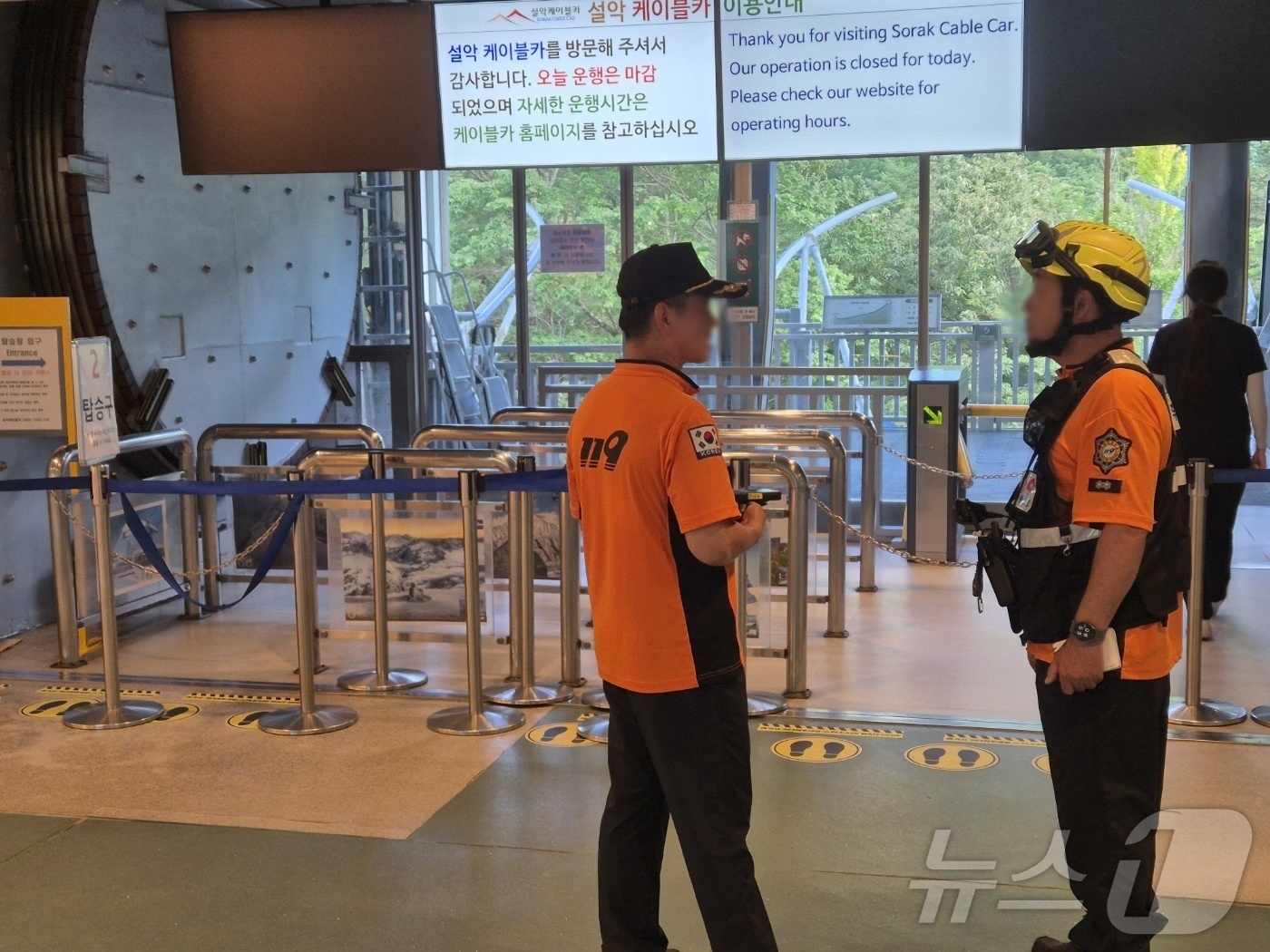 (속초=뉴스1) 윤왕근 기자 = 20일 오후 강원 속초시 설악산국립공원 설악산케이블카 탑승장에 소방과 속초시 관계자들이 모여있다.강원도소방본부에 따르면 이날 오후 3시 56분쯤 설 …