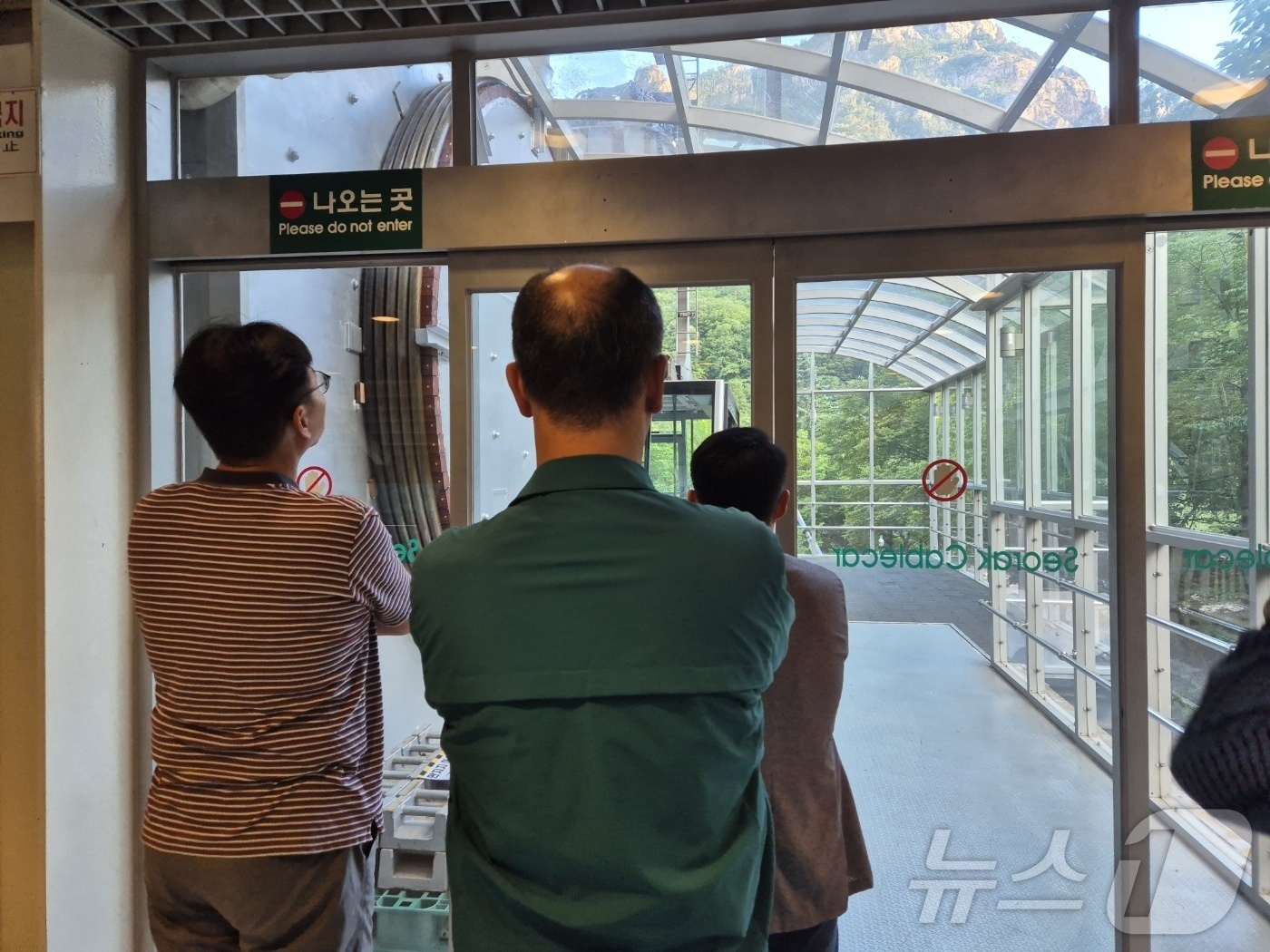 (속초=뉴스1) 윤왕근 기자 = 20일 오후 강원 속초시 설악산국립공원 설악산케이블카 탑승장에 소방과 속초시 관계자들이 모여있다. 강원도소방본부에 따르면 이날 오후 3시 56분쯤 …