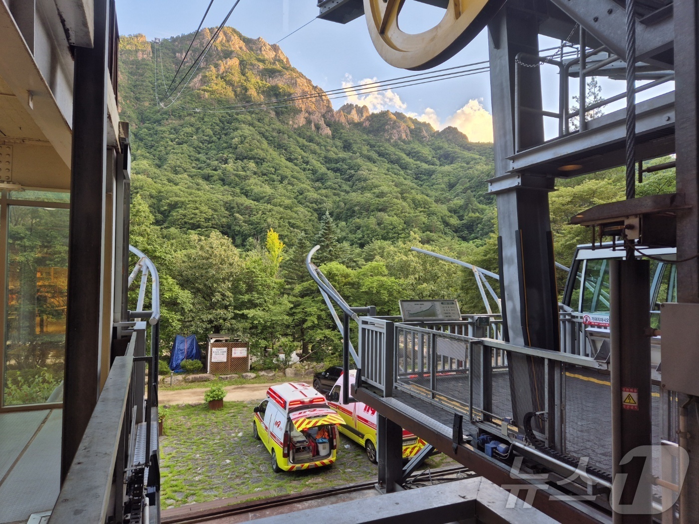 (속초=뉴스1) 윤왕근 기자 = 20일 오후 강원 속초시 설악산국립공원 설악산케이블카 탑승장에 소방과 속초시 관계자들이 모여있다. 강원도소방본부에 따르면 이날 오후 3시 56분쯤 …