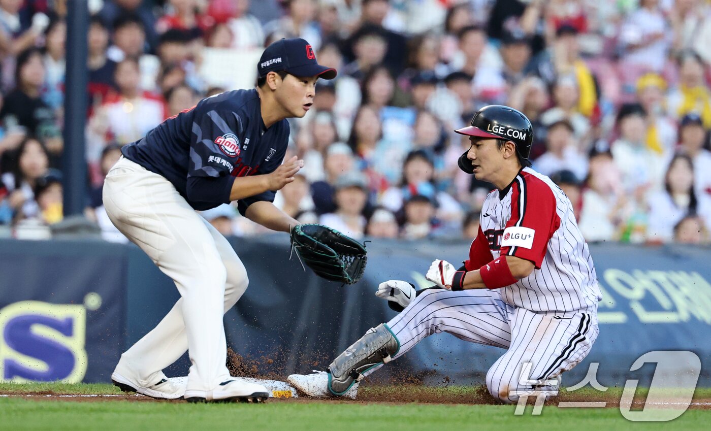 본문 이미지 - 20일 오후 서울 송파구 잠실야구장에서 열린 프로야구 &#39;2025 신한 SOL뱅크 KBO 리그&#39; 롯데 자이언츠와 LG트윈스의 경기에서 5회말 LG 공격 2사 주자 없는 상황 신민재가 안타를 치고 3루에 안착하고 있다. 2025.7.20/뉴스1 ⓒ News1 이승배 기자